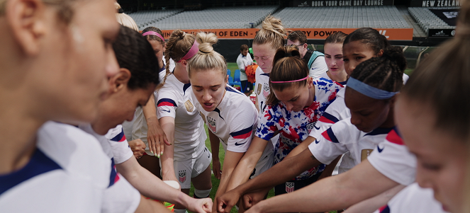 Pod tlakem: Ženský fotbalový tým USA na mistrovství světa - Epizoda 4 - Z filmu