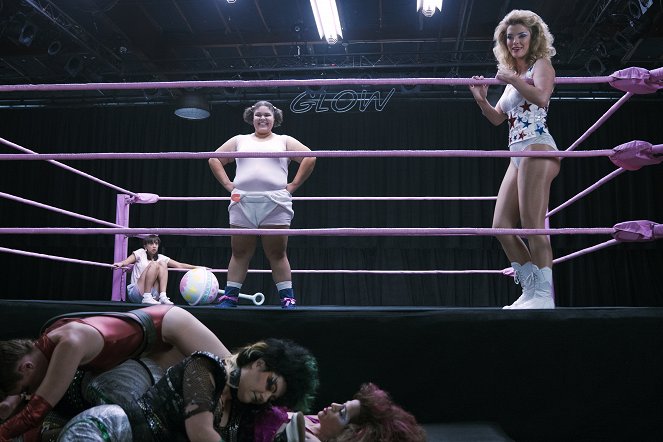 GLOW: Nádherné ženy wrestlingu - Starostlivé ženy Ameriky - Z filmu