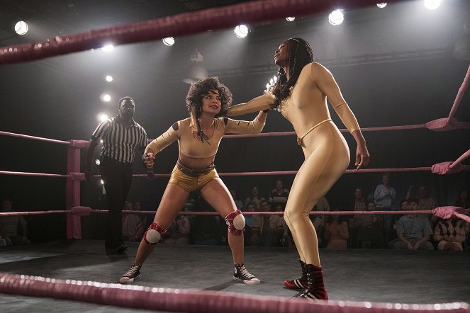 GLOW: Nádherné ženy wrestlingu - Pracuj nohou - Z filmu