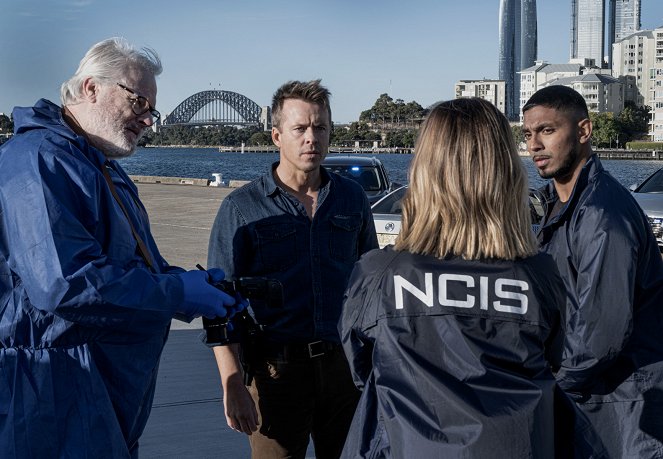 NCIS: Sydney - Blonde Ambition - Photos - William McInnes, Todd Lasance, Sean Sagar
