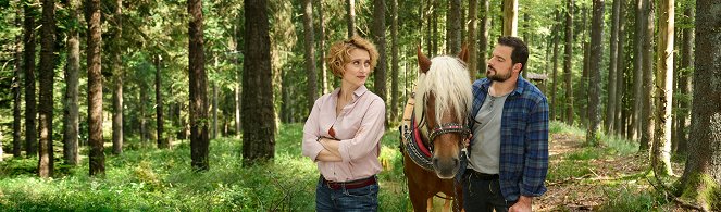 Ein Sommer im Schwarzwald - Filmfotók - Wanda Perdelwitz, Tobias Licht