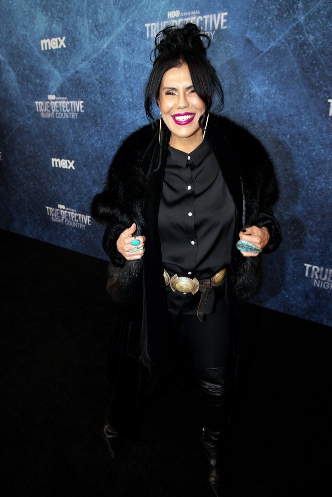True Detective - Night Country - Veranstaltungen - "True Detective: Night Country" Premiere Event at Paramount Pictures Studios on January 09, 2024 in Hollywood, California. - Joanelle Romero