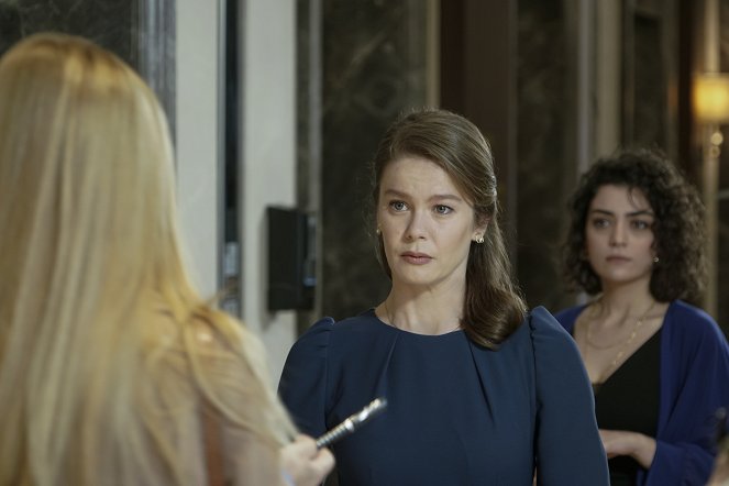 Girl in the Glass - Episode 1 - Photos - Burcu Biricik