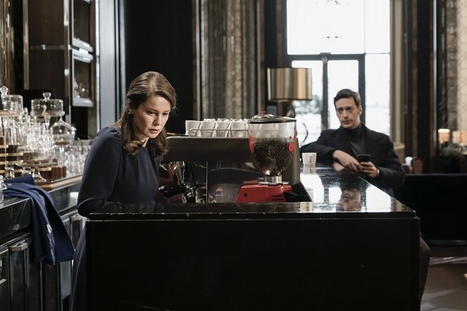 Girl in the Glass - Episode 1 - Photos - Burcu Biricik