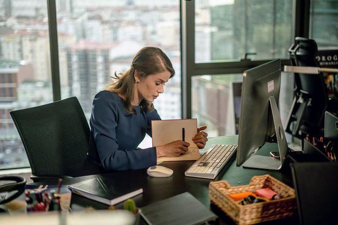 Camdaki Kız - Episode 1 - Filmfotos - Burcu Biricik