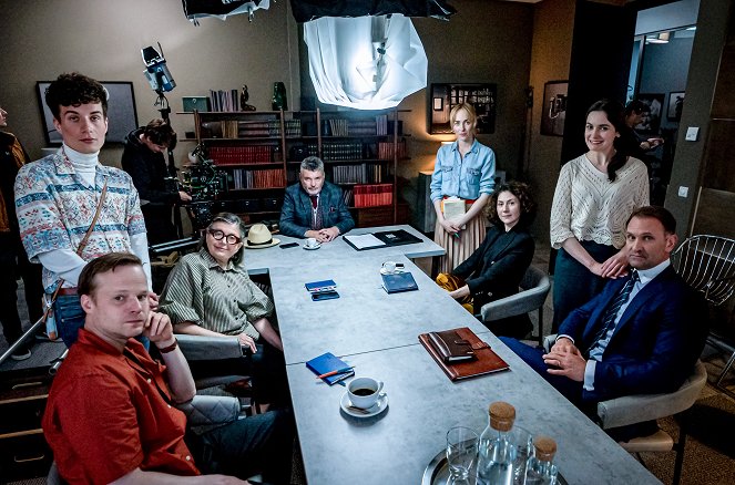 Vytoč mého agenta - Tournage - Daniel Krejčík, Kryštof Hádek, Zuzana Kronerová, Jiří Štrébl, Viktória Jurištová, Martha Issová, Sarah Haváčová, Tomáš Maštalír