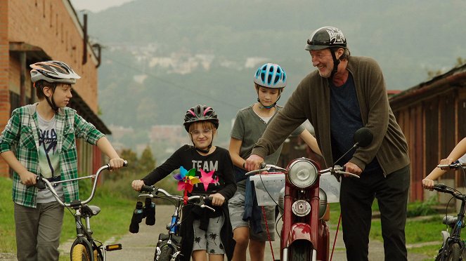 Kriminálka 5.C - Případ převlečeného křečka - Z filmu - Matěj Sedlák, Kateřina Myo Vorlová, Bolek Polívka