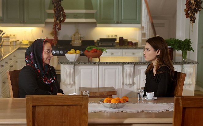 Aile - Episode 15 - Kuvat elokuvasta - Ayda Aksel, Serenay Sarıkaya