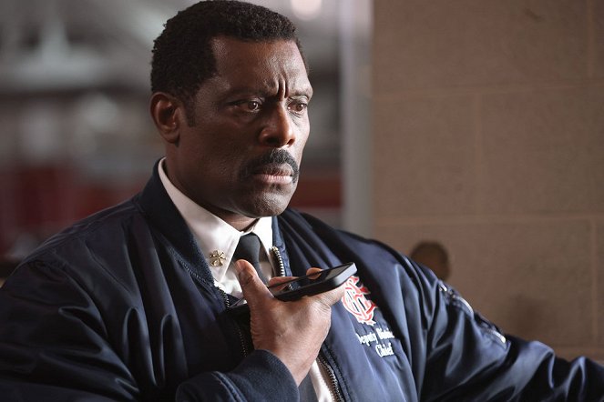 Chicago Fire - Trapped - Photos - Eamonn Walker