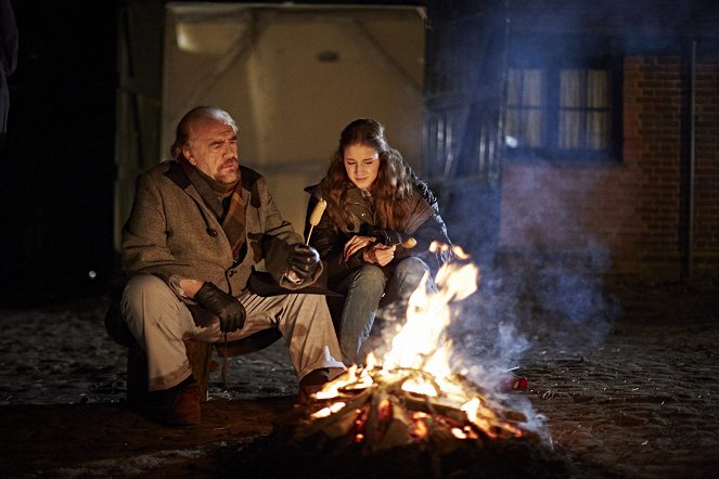 The Carer - Photos - Brian Cox, Coco König