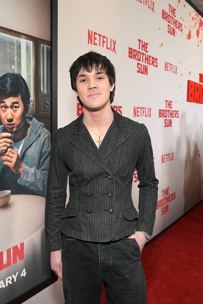 Os Irmãos Sun - De eventos - Netflix's The Brothers Sun Los Angeles Premiere at Netflix Tudum Theater on January 04, 2024 in Los Angeles, California