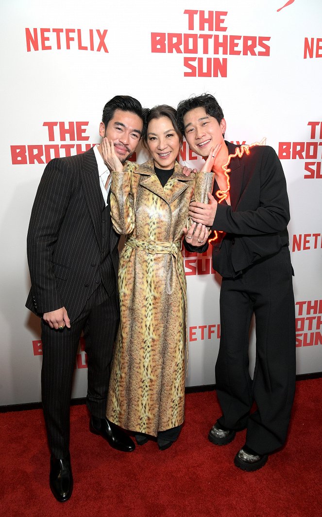 Os Irmãos Sun - De eventos - Netflix's The Brothers Sun Los Angeles Premiere at Netflix Tudum Theater on January 04, 2024 in Los Angeles, California