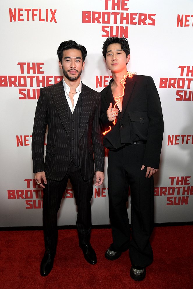 Os Irmãos Sun - De eventos - Netflix's The Brothers Sun Los Angeles Premiere at Netflix Tudum Theater on January 04, 2024 in Los Angeles, California