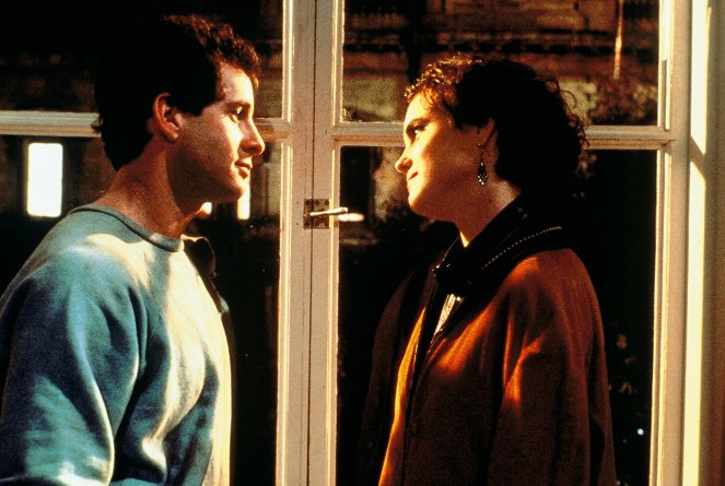 Okno do ložnice - Z filmu - Steve Guttenberg, Elizabeth McGovern