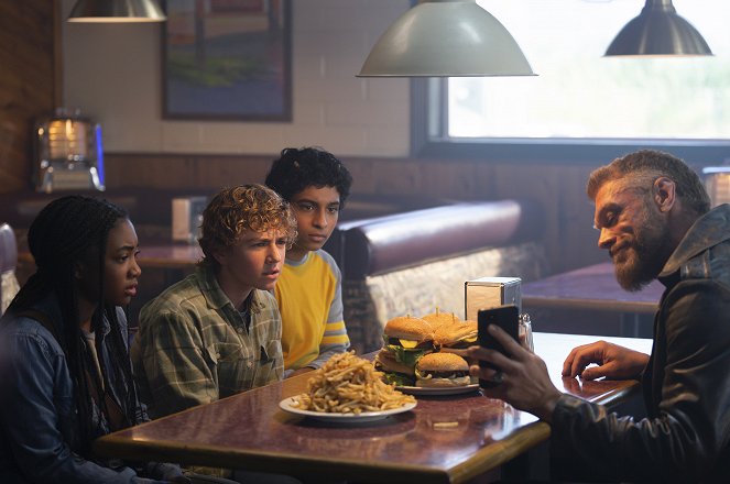 Percy Jackson and the Olympians - Season 1 - A God Buys Us Cheeseburgers - Z filmu - Leah Jeffries, Walker Scobell, Aryan Simhadri, Adam Copeland