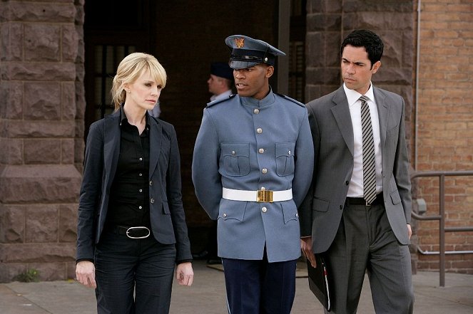 Cold Case - Season 6 - The Long Blue Line - Photos - Kathryn Morris, Dennis Hill, Danny Pino