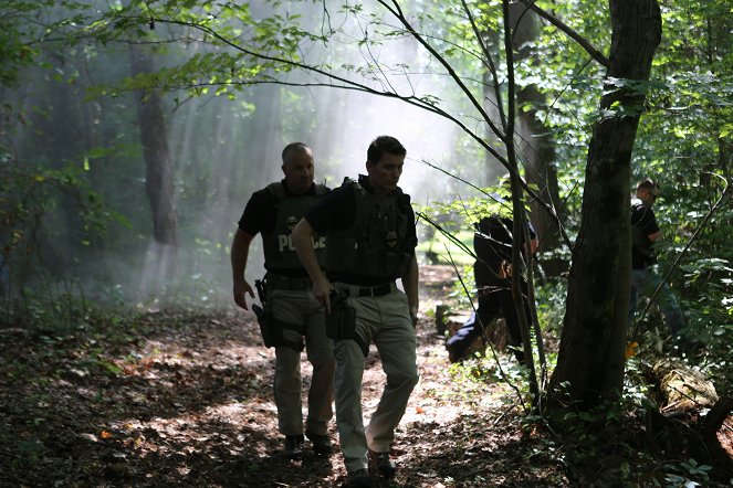 Homicide Hunter - Dem Mörder auf der Spur - Tod im Wald - Filmfotos