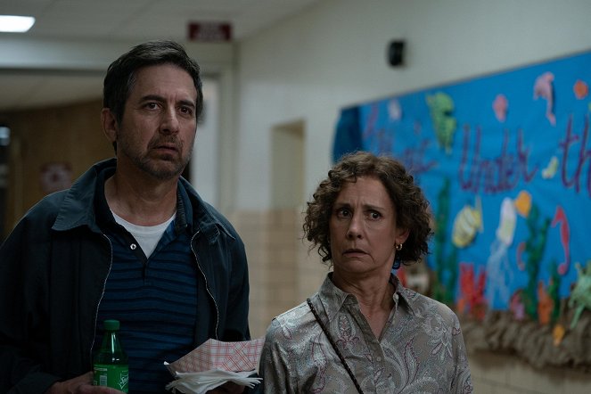 Somewhere in Queens - Filmfotos - Ray Romano, Laurie Metcalf