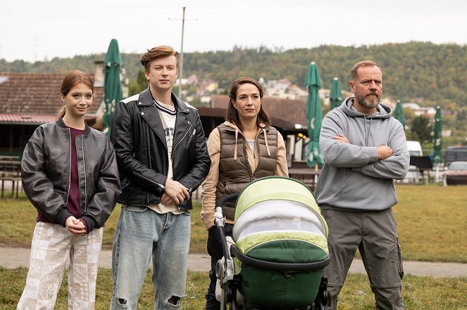 Jedna rodina - Regata - De la película - Denisa Biskupová, Adam Mišík, Tereza Kostková, Filip Blažek