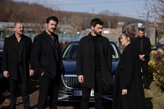 Hudutsuz Sevda - Episode 18 - Photos - Burak Sevinç, Deniz Can Aktaş