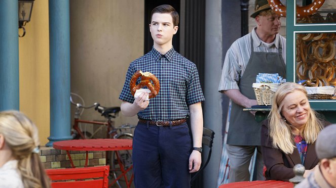 Young Sheldon - Season 7 - Half a Wiener Schnitzel and Underwear in a Tree - Film - Iain Armitage