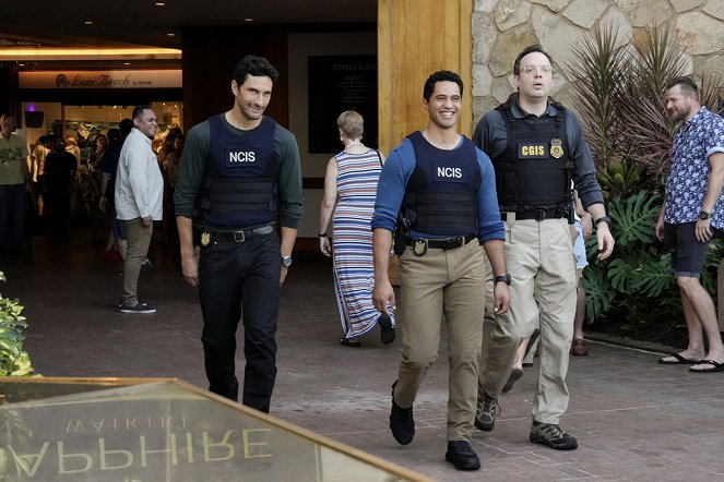 NCIS: Hawai'i - Season 3 - Crash and Burn - Tournage - Noah Mills, Alex Tarrant, Mark Gessner