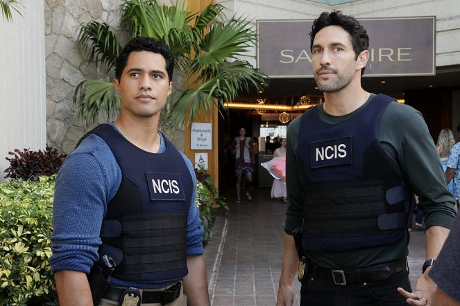 NCIS: Hawaii - Season 3 - Crash and Burn - Filmfotók - Alex Tarrant, Noah Mills