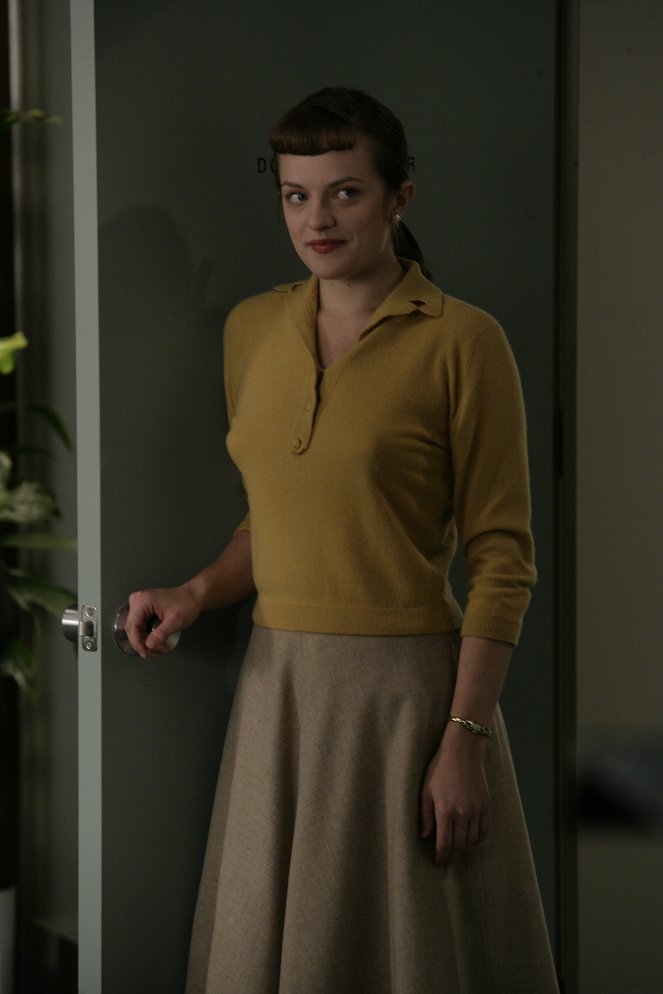 Mad Men - Smoke Gets in Your Eyes - Photos - Elisabeth Moss