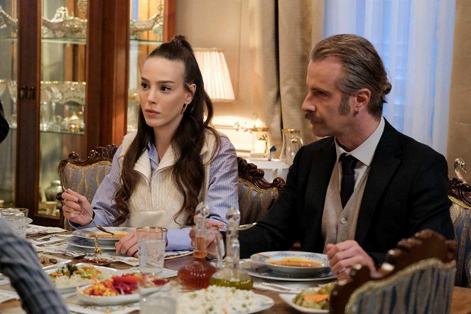 Kül Masalı - Episode 2 - Photos - Gizem Kala, Özgür Çevik