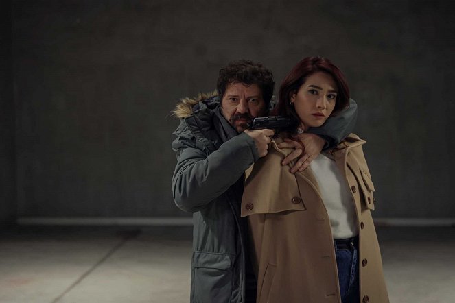 Ankara - Episode 18 - Photos - İlker Aksum, Aybüke Pusat