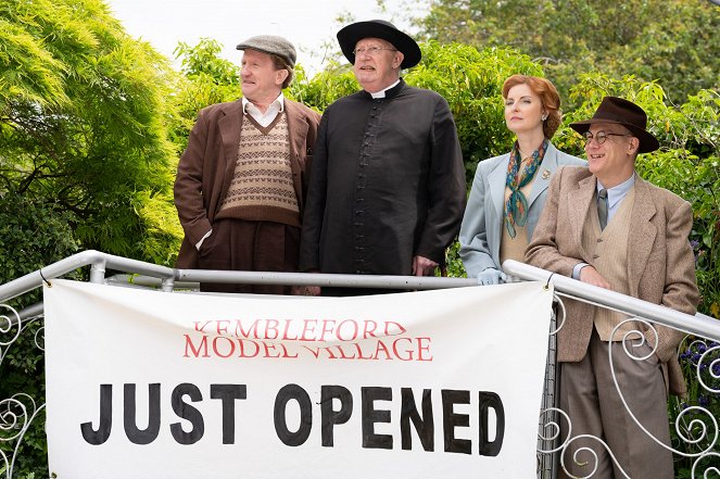 Father Brown - The Winds of Change - Filmfotos - Mike Sengelow, Mark Williams, Clare-Louise English, Lucas Hare