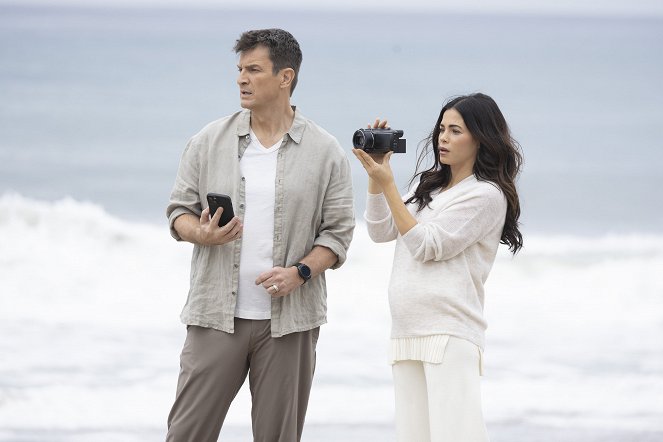 The Rookie - Trouble in Paradise - Photos - Nathan Fillion, Jenna Dewan