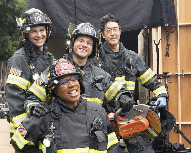 911 L.A. - Season 7 - Abandon Ships - Forgatási fotók - Ryan Guzman, Aisha Hinds, Oliver Stark, Kenneth Choi