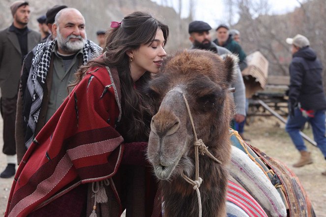 Kara Ağaç Destanı - Çöken Deve - Filmfotos - Meltem Akçöl