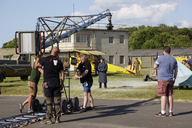 Wszystkie stworzenia duże i małe - Season 4 - On a Wing and a Prayer - Z realizacji