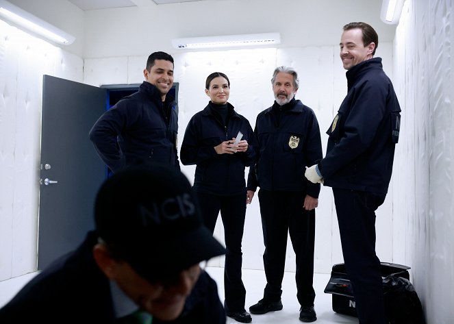 NCIS - Tengerészeti helyszínelők - Left Unsaid - Forgatási fotók - Wilmer Valderrama, Katrina Law, Gary Cole, Sean Murray