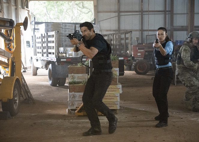 Agenci NCIS: Hawaje - Dead on Arrival - Z filmu - Noah Mills, Vanessa Lachey
