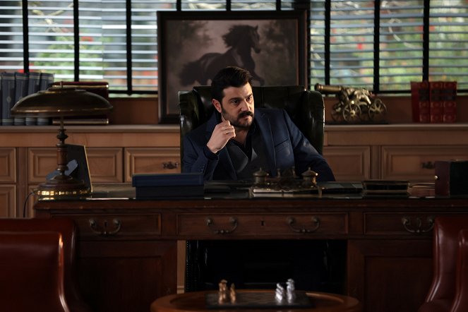 Hudutsuz Sevda - Episode 21 - Photos - Burak Sevinç