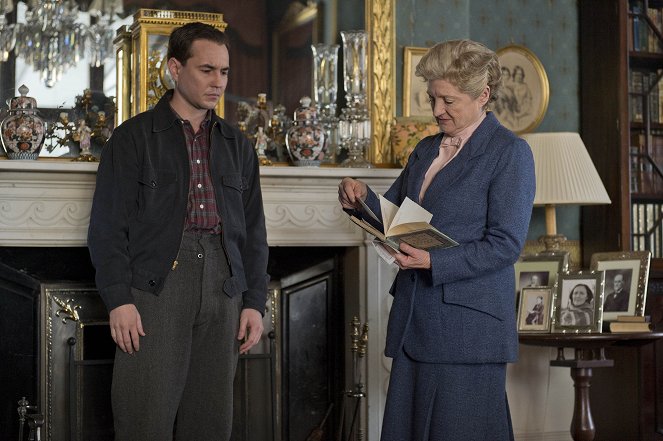 Agatha Christie's Marple - Season 6 - Greenshaw's Folly - Photos - Martin Compston, Julia McKenzie
