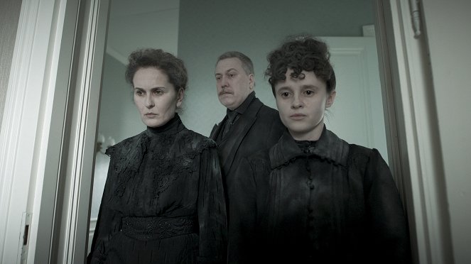 Kafka - Familie - Filmfotos - Marie-Lou Sellem, Nicholas Ofczarek, Maresi Riegner