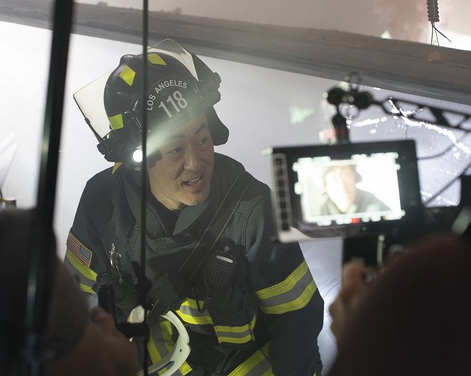 911 L.A. - Season 7 - Abandon Ships - Forgatási fotók - Kenneth Choi