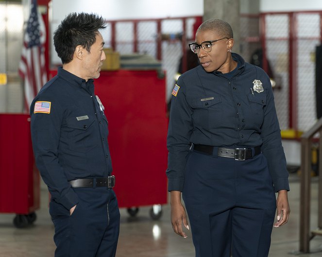 9-1-1 Notruf L.A. - Rock the Boat - Filmfotos - Kenneth Choi, Aisha Hinds