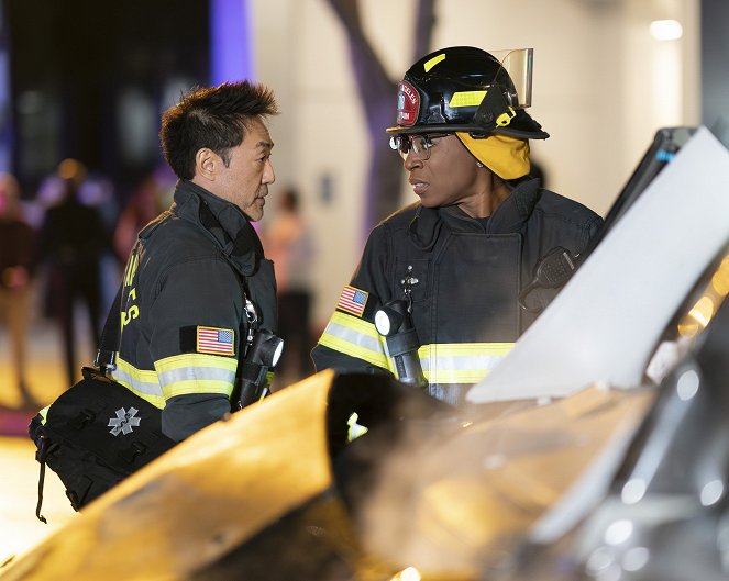 9-1-1 Notruf L.A. - Rock the Boat - Filmfotos - Kenneth Choi, Aisha Hinds