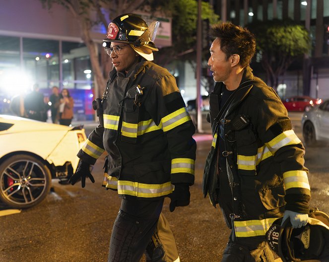 9-1-1 Notruf L.A. - Rock the Boat - Filmfotos - Aisha Hinds, Kenneth Choi
