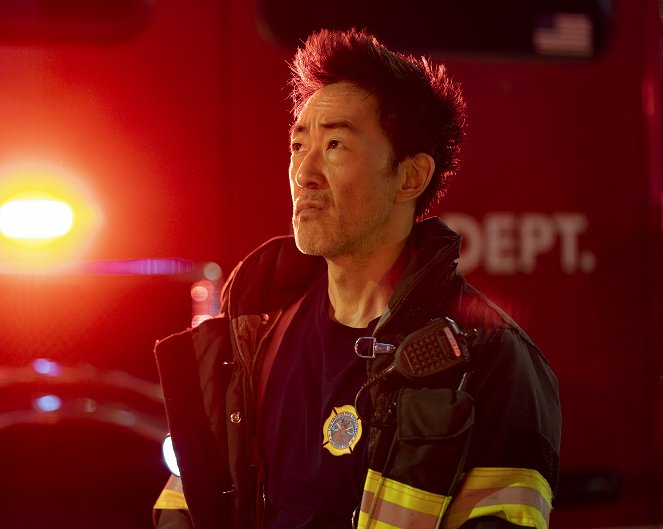 911 L.A. - Season 7 - Rock the Boat - Filmfotók - Kenneth Choi