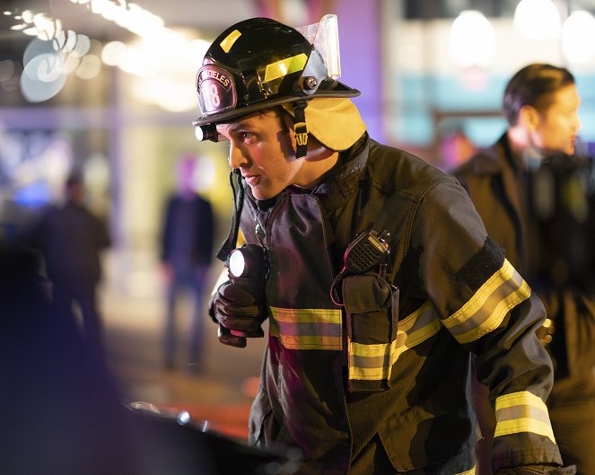 9-1-1 - Gare aux remous - Film - Ryan Guzman