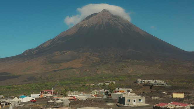 Des volcans et des hommes - Cap-Vert, les irréductibles du cratère - Film