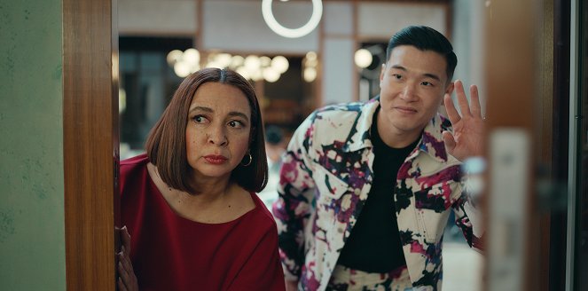 Ve vatě - Praštěná holka - Z filmu - Maya Rudolph, Joel Kim Booster