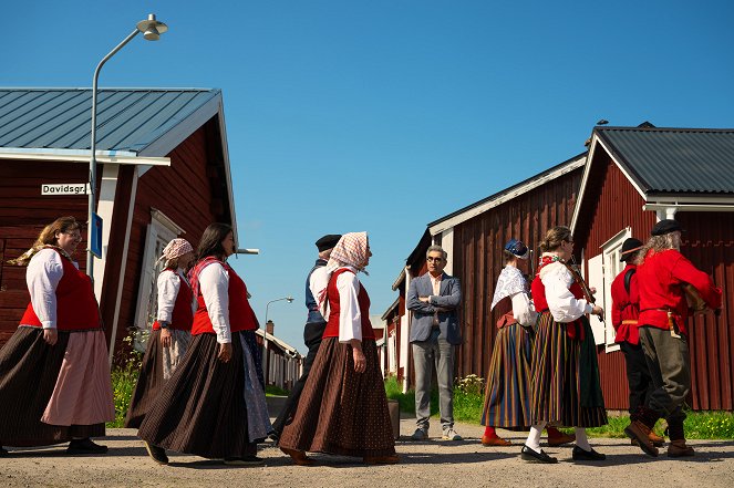 The Reluctant Traveler - Sweden: Midsummer - Filmfotos - Eugene Levy