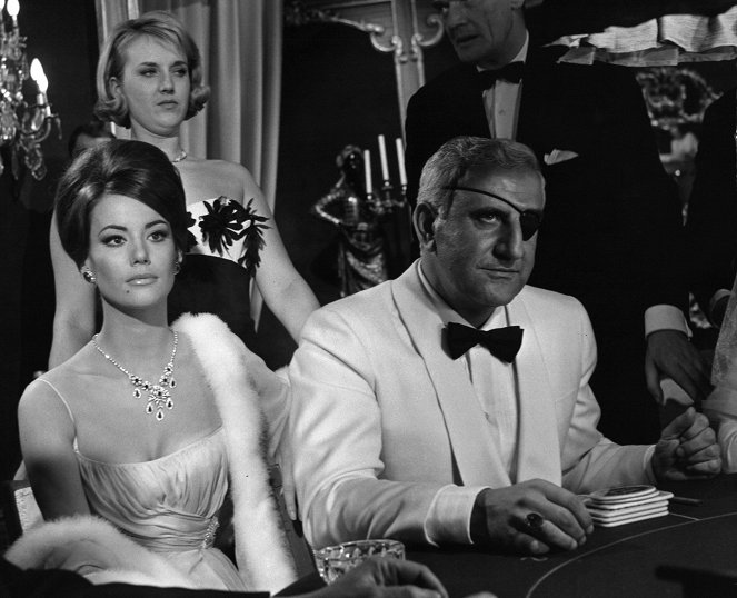 James Bond: Tűzgolyó - Filmfotók - Claudine Auger, Adolfo Celi